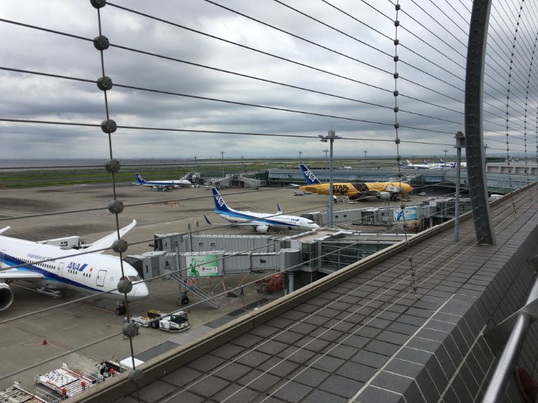 羽田空港第２ターミナルの展望デッキから見える飛行機の様子