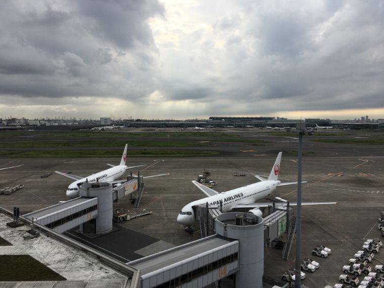 羽田空港第一ターミナルから見る飛行機